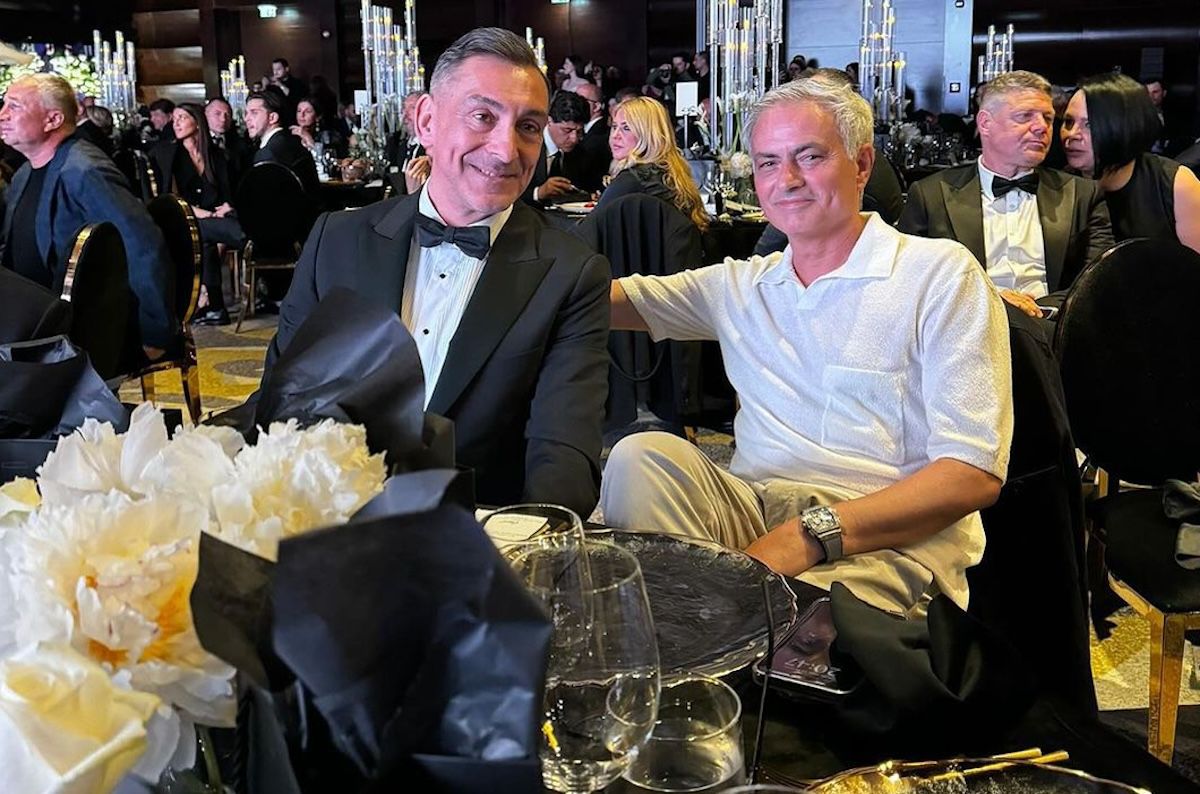 Licitație la dineu pentru echipamentele Generației de Aur » Cât a plătit Șucu pentru tricoul lui Mourinho + Hagi a stabilit recordul serii