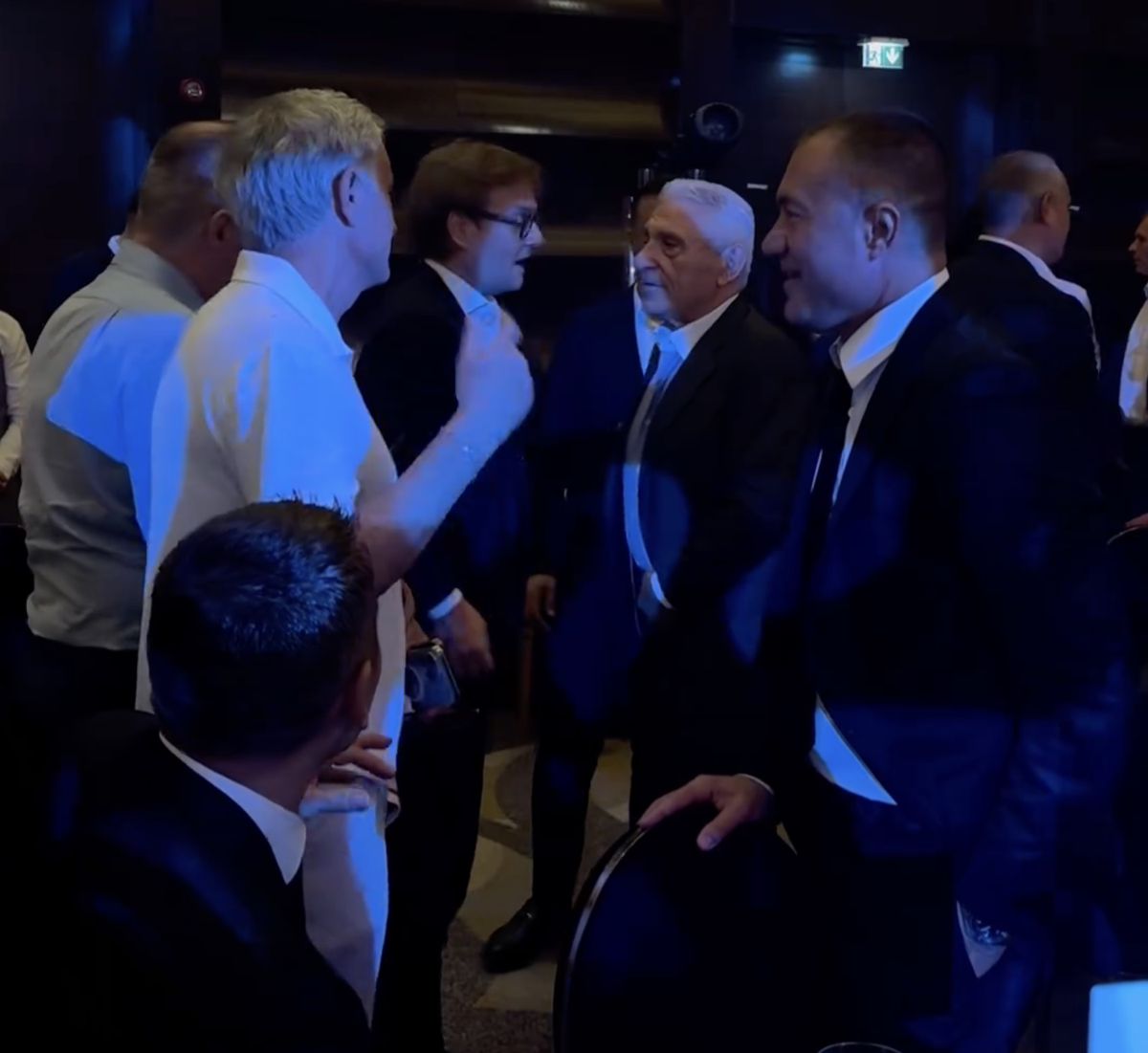 Imagini tari de la dineul Generației de Aur » Prima care a vrut să facă poză cu Jose Mourinho