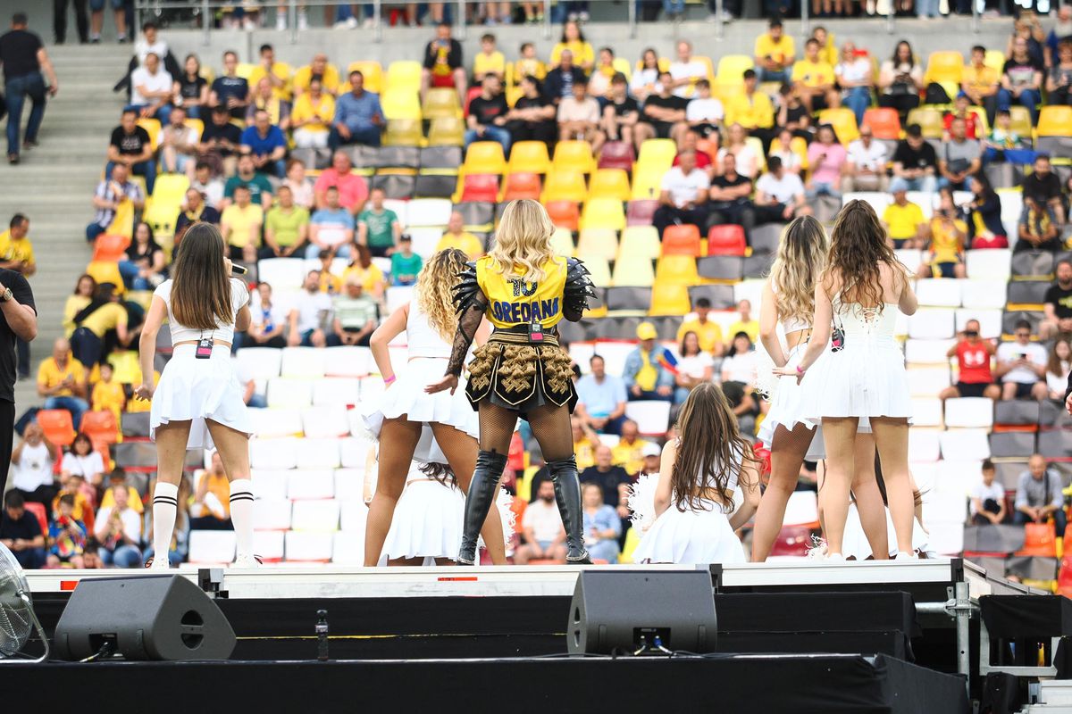 Loredana Groza, show ca la Superbowl pe Arena Națională! A apărut pe motocicletă, iar ținuta ei a atras toate privirile