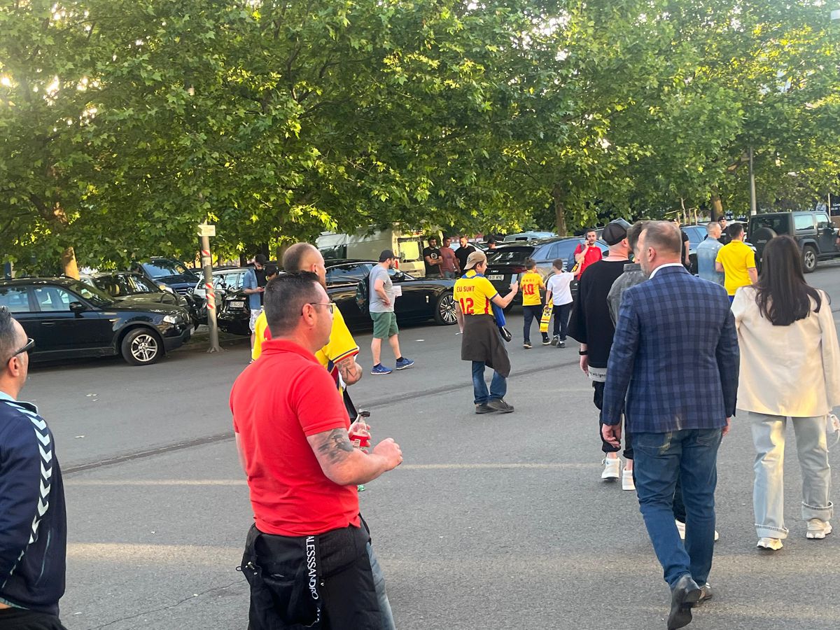 Denis Alibec, apariție spectaculoasă la meciul Generației de Aur » Tricoul special pe care l-a purtat