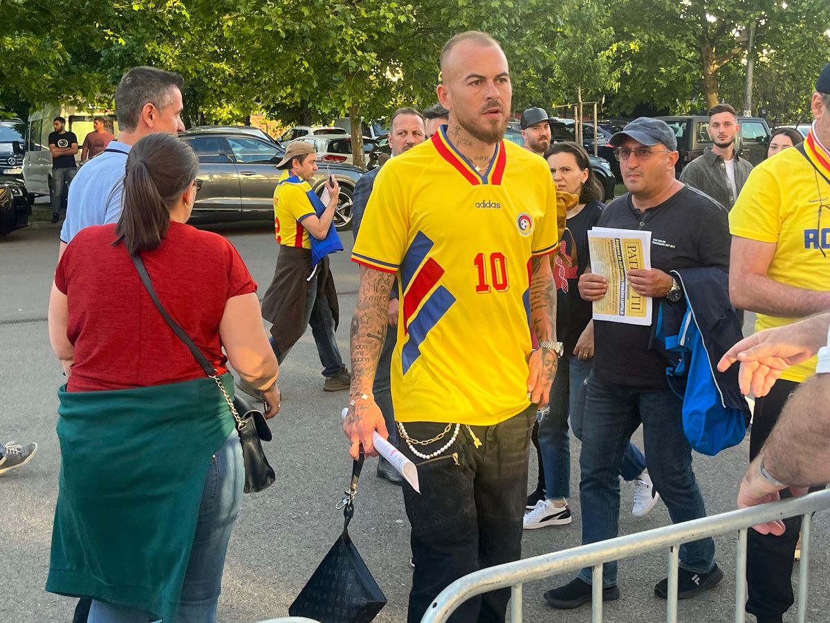 Denis Alibec, apariție spectaculoasă la meciul Generației de Aur » Tricoul special pe care l-a purtat