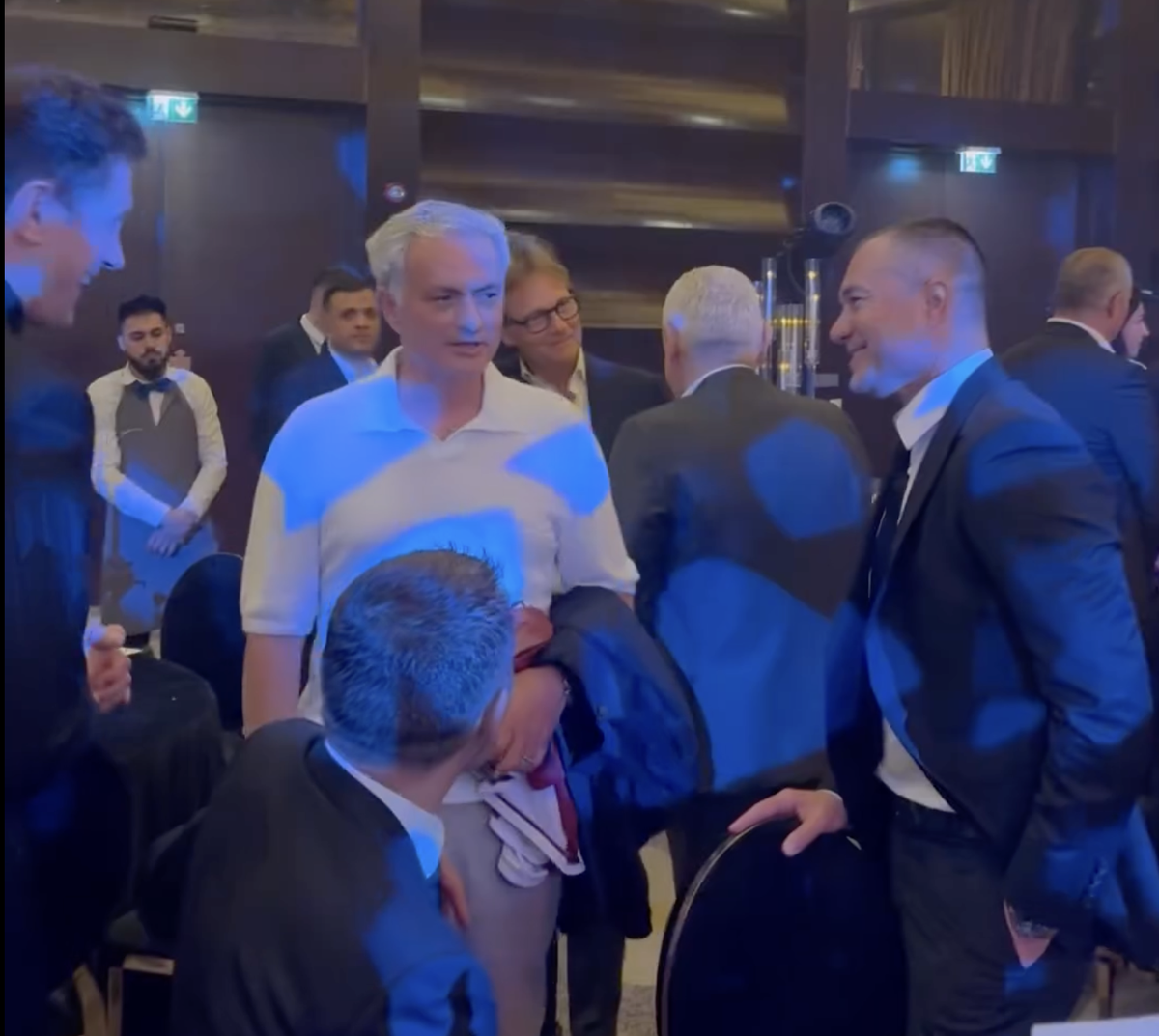 Imagini tari de la dineul Generației de Aur » Prima care a vrut să facă poză cu Jose Mourinho