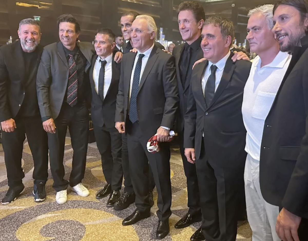 Licitație la dineu pentru echipamentele Generației de Aur » Cât a plătit Șucu pentru tricoul lui Mourinho + Hagi a stabilit recordul serii