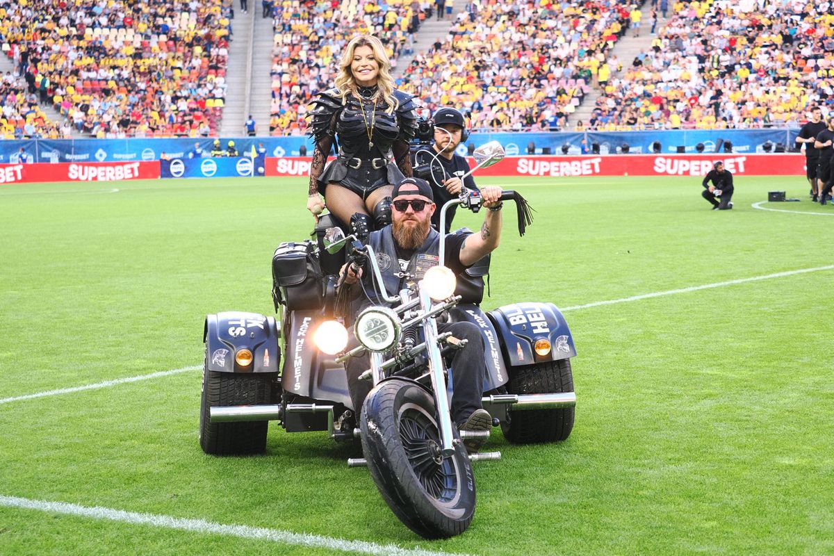 Loredana Groza, show ca la Superbowl pe Arena Națională! A apărut pe motocicletă, iar ținuta ei a atras toate privirile
