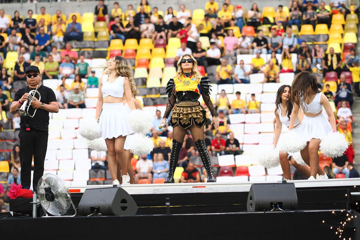 Loredana Groza, show ca la Superbowl pe Arena Națională! A apărut pe motocicletă, iar ținuta ei a atras toate privirile