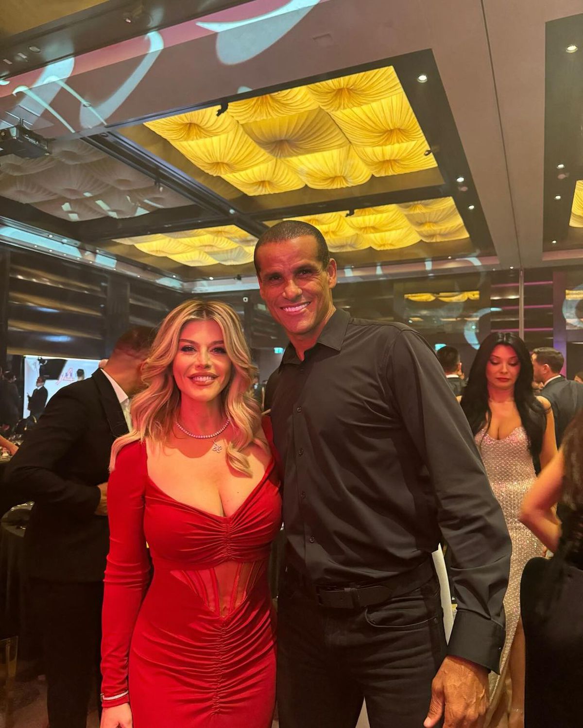 Imagini tari de la dineul Generației de Aur » Prima care a vrut să facă poză cu Jose Mourinho