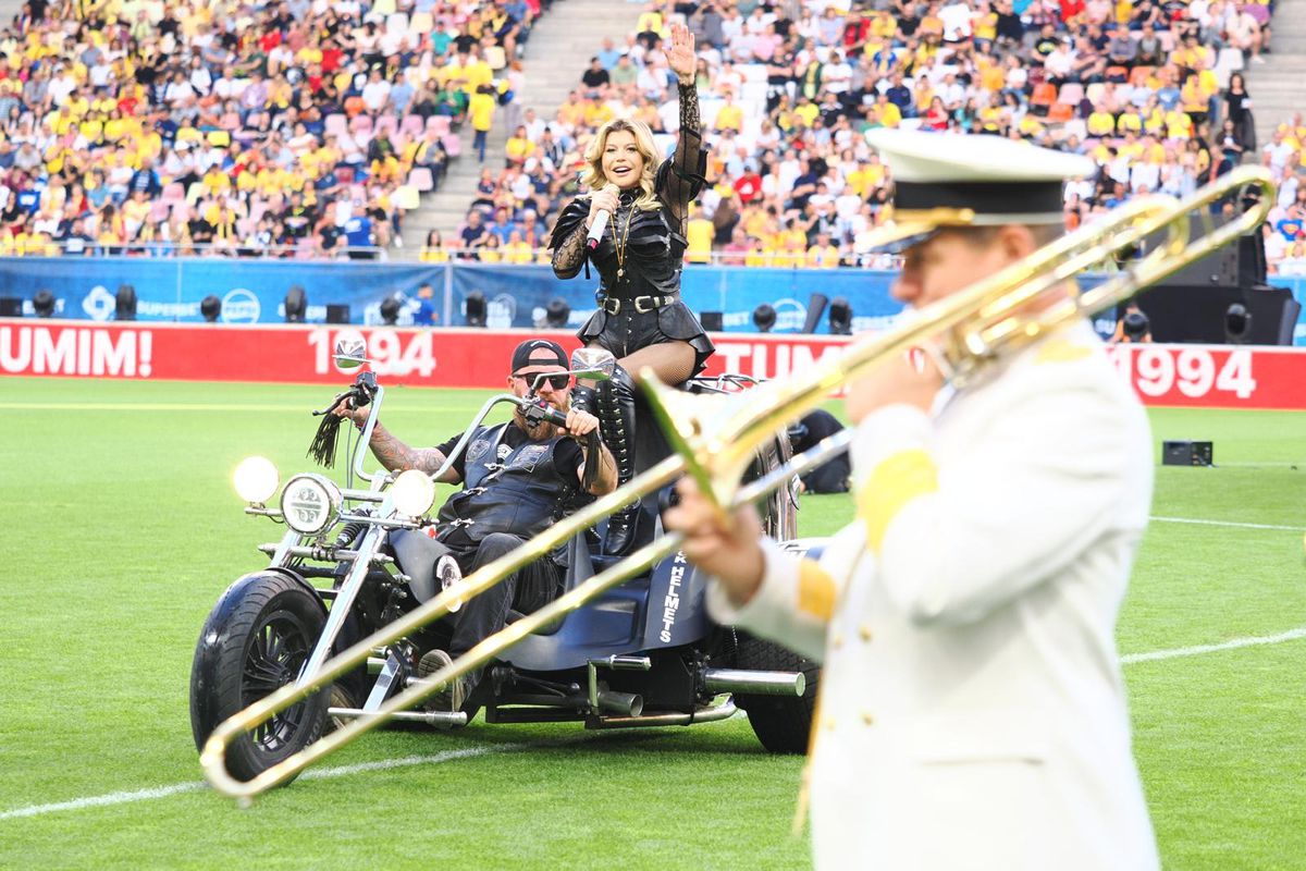 Loredana Groza, show ca la Superbowl pe Arena Națională! A apărut pe motocicletă, iar ținuta ei a atras toate privirile
