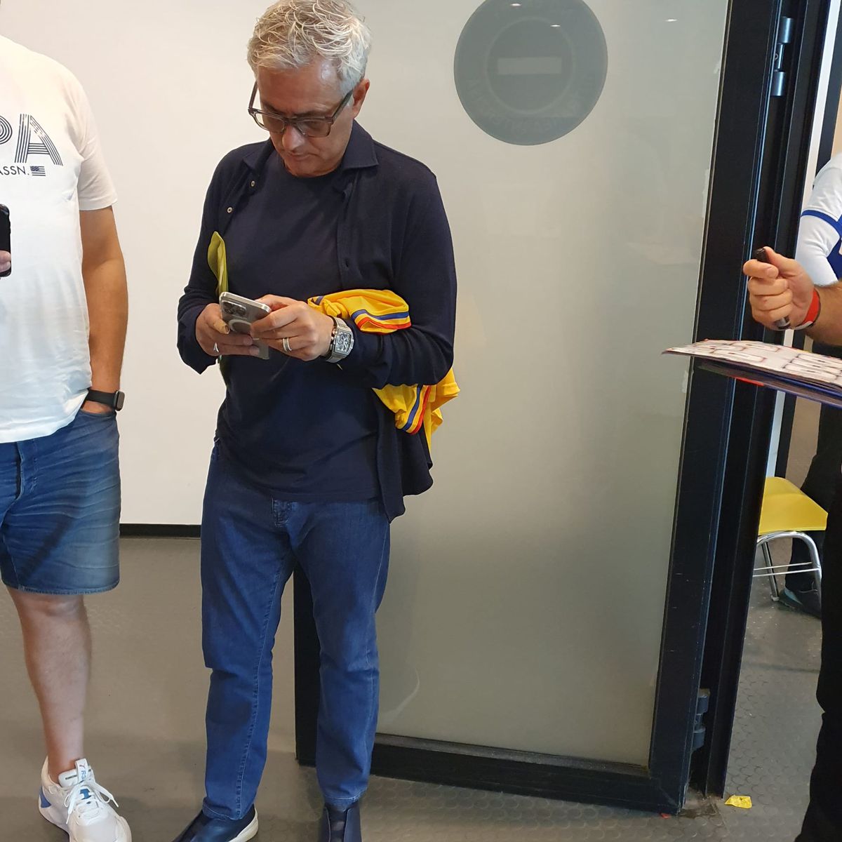Imagini incredibile la zona mixtă de la Arena Națională! Giovanni Becali a adus antrenorul din Superligă pentru poze cu Jose Mourinho