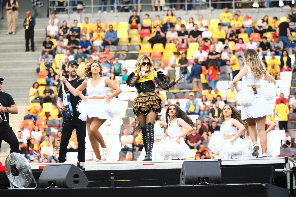 Loredana Groza, show ca la Superbowl pe Arena Națională! A apărut pe motocicletă, iar ținuta ei a atras toate privirile