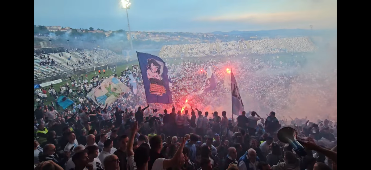 Nebunie! Fostul atacant de la Rapid a luat titlul ca antrenor, deși pornea cu a treia șansă! Trofeu adus cu elicopterul