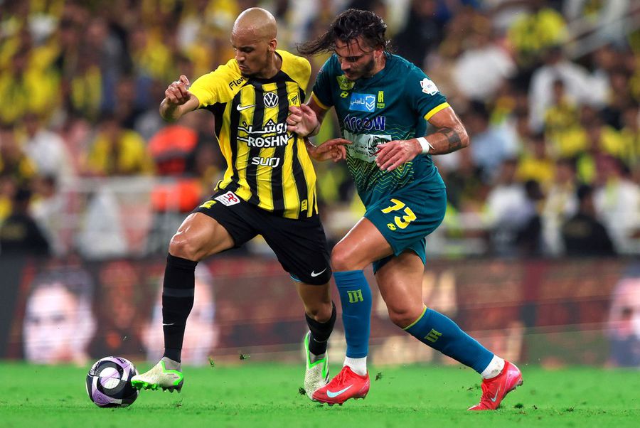 Karlo Muhar (în dreapta), în duel cu Fabinho de la Al Ittihad / foto: Imago Images Gigi Becali l-a anunțat ca pe un supertransfer, Pintilii intervine: „Un moft al patronului. Acolo suntem acoperiți”