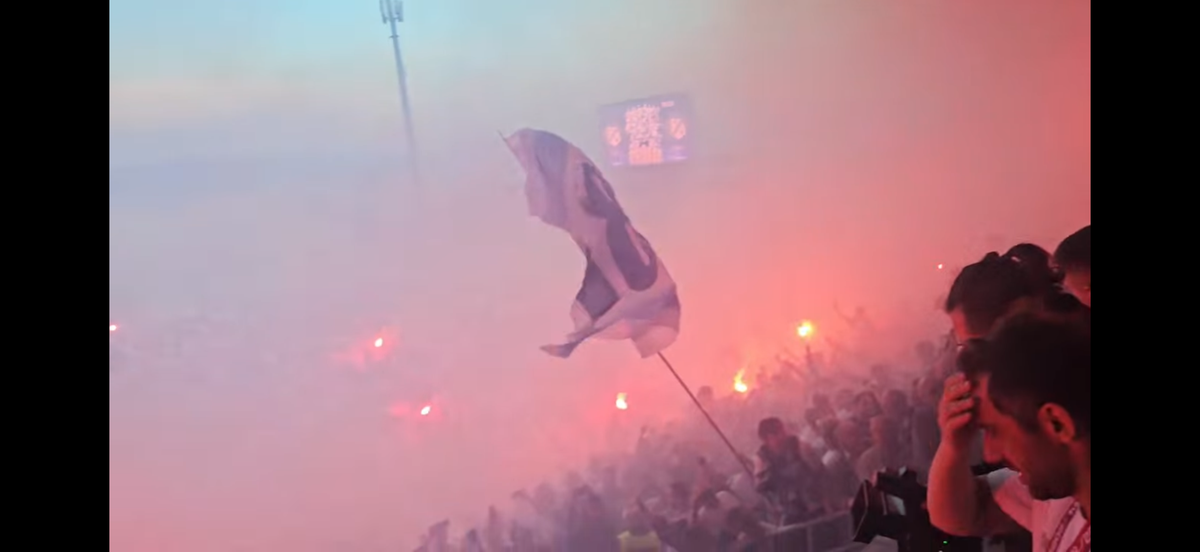 Nebunie! Fostul atacant de la Rapid a luat titlul ca antrenor, deși pornea cu a treia șansă! Trofeu adus cu elicopterul