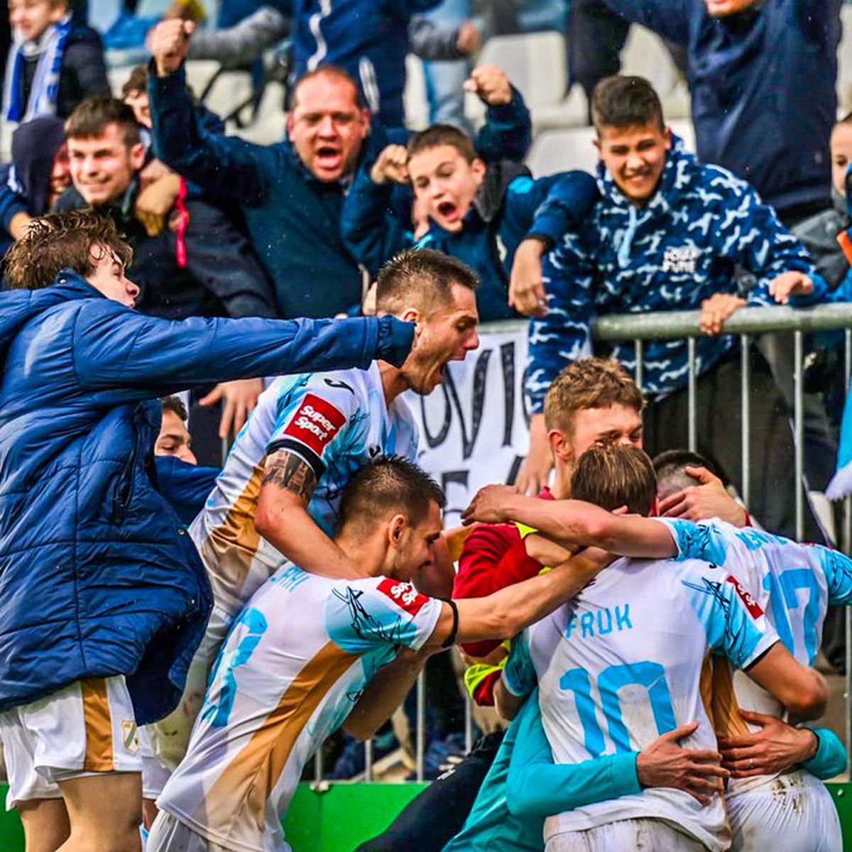 Nebunie! Fostul atacant de la Rapid a luat titlul ca antrenor, deși pornea cu a treia șansă! Trofeu adus cu elicopterul