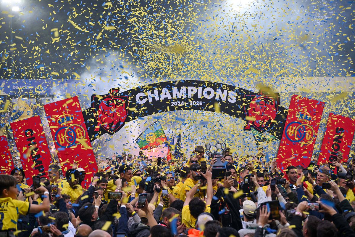 Imagini antologice: au cucerit titlul după 90 de ani, iar suporterii au invadat terenul