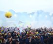 Imagini antologice: au cucerit titlul după 90 de ani, iar suporterii au invadat terenul
