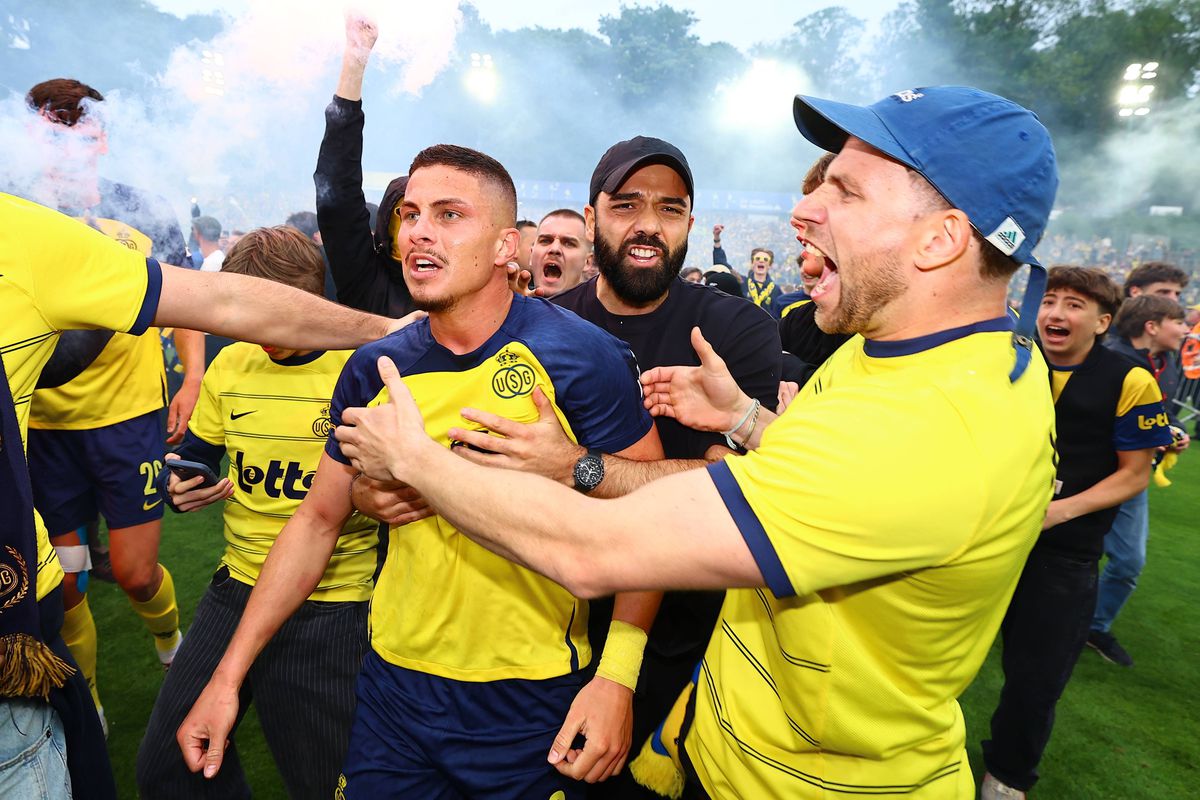 Imagini antologice: au cucerit titlul după 90 de ani, iar suporterii au invadat terenul