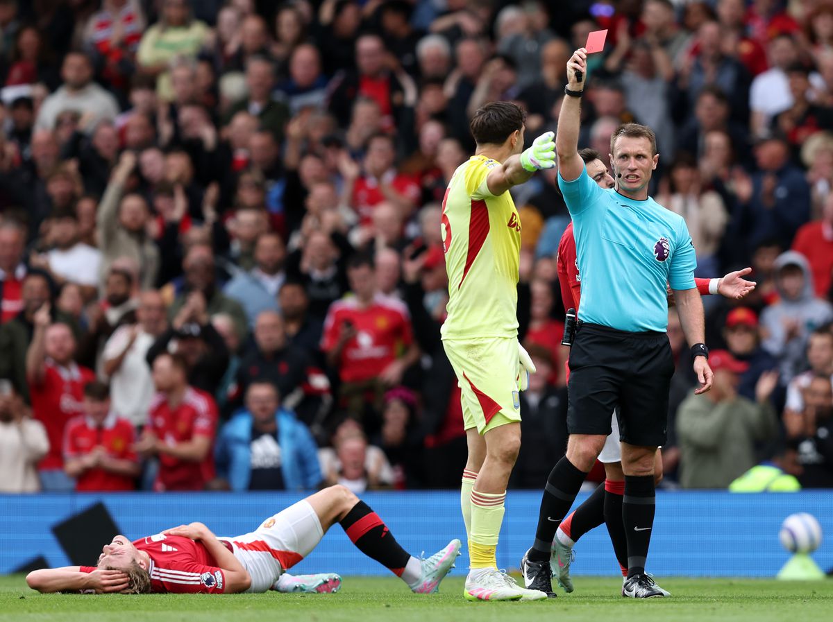 Gest inconștient! Excentricul Emiliano Martinez a văzut cartonașul ROȘU în meciul sezonului pentru Aston Villa: „Ridicol!”