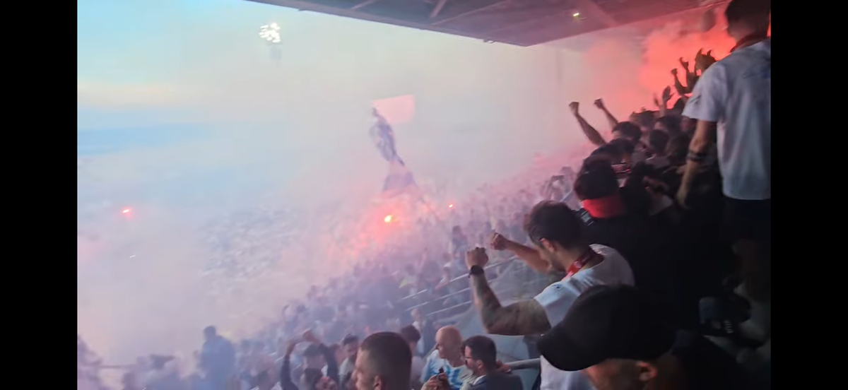 Nebunie! Fostul atacant de la Rapid a luat titlul ca antrenor, deși pornea cu a treia șansă! Trofeu adus cu elicopterul