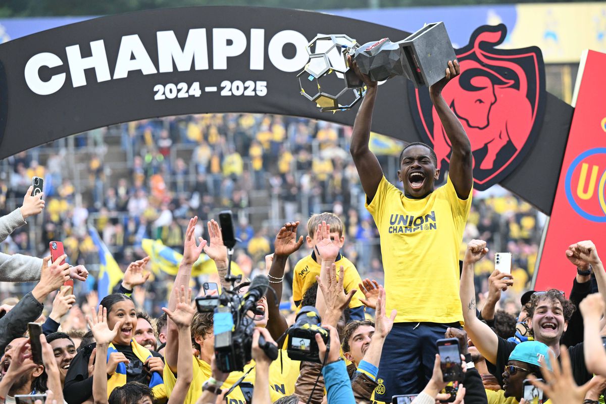 Imagini antologice: au cucerit titlul după 90 de ani, iar suporterii au invadat terenul