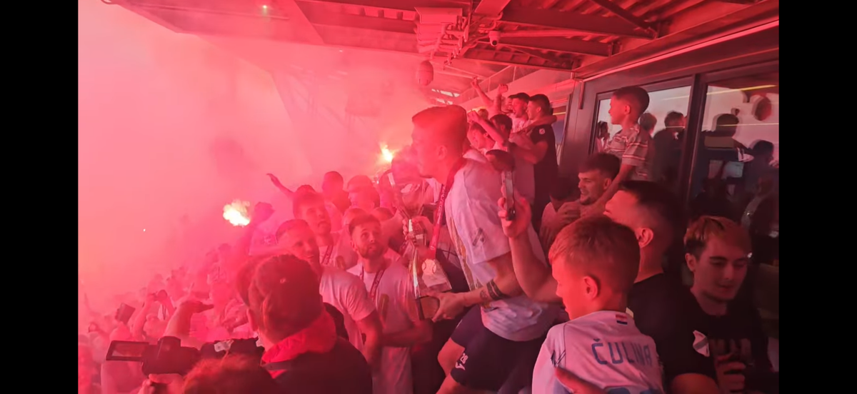 Nebunie! Fostul atacant de la Rapid a luat titlul ca antrenor, deși pornea cu a treia șansă! Trofeu adus cu elicopterul