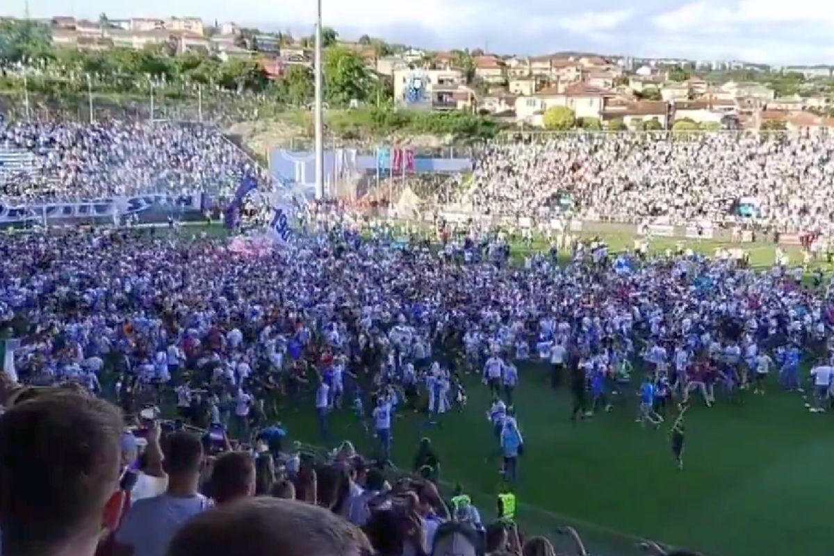 Nebunie! Fostul atacant de la Rapid a luat titlul ca antrenor, deși pornea cu a treia șansă! Trofeu adus cu elicopterul