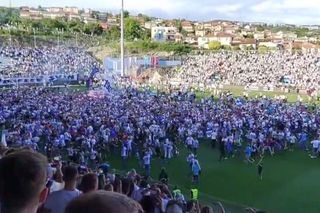 Nebunie! Fostul atacant de la Rapid a luat titlul ca antrenor, deși pornea cu a treia șansă! Trofeu adus cu elicopterul