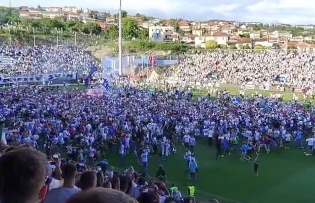 Nebunie! Fostul atacant de la Rapid a luat titlul ca antrenor, deși pornea cu a treia șansă! Trofeu adus cu elicopterul