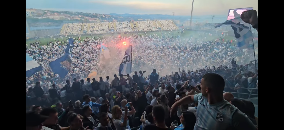 Nebunie! Fostul atacant de la Rapid a luat titlul ca antrenor, deși pornea cu a treia șansă! Trofeu adus cu elicopterul