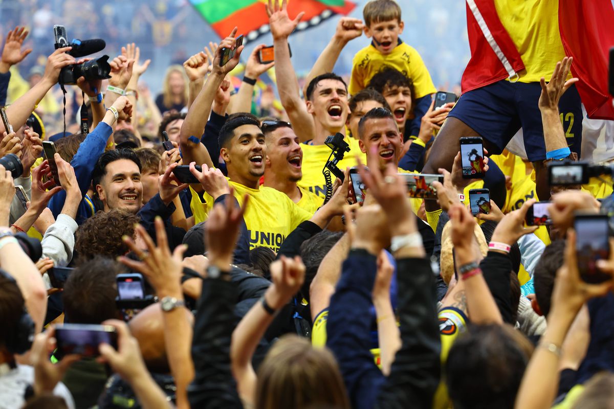 Imagini antologice: au cucerit titlul după 90 de ani, iar suporterii au invadat terenul