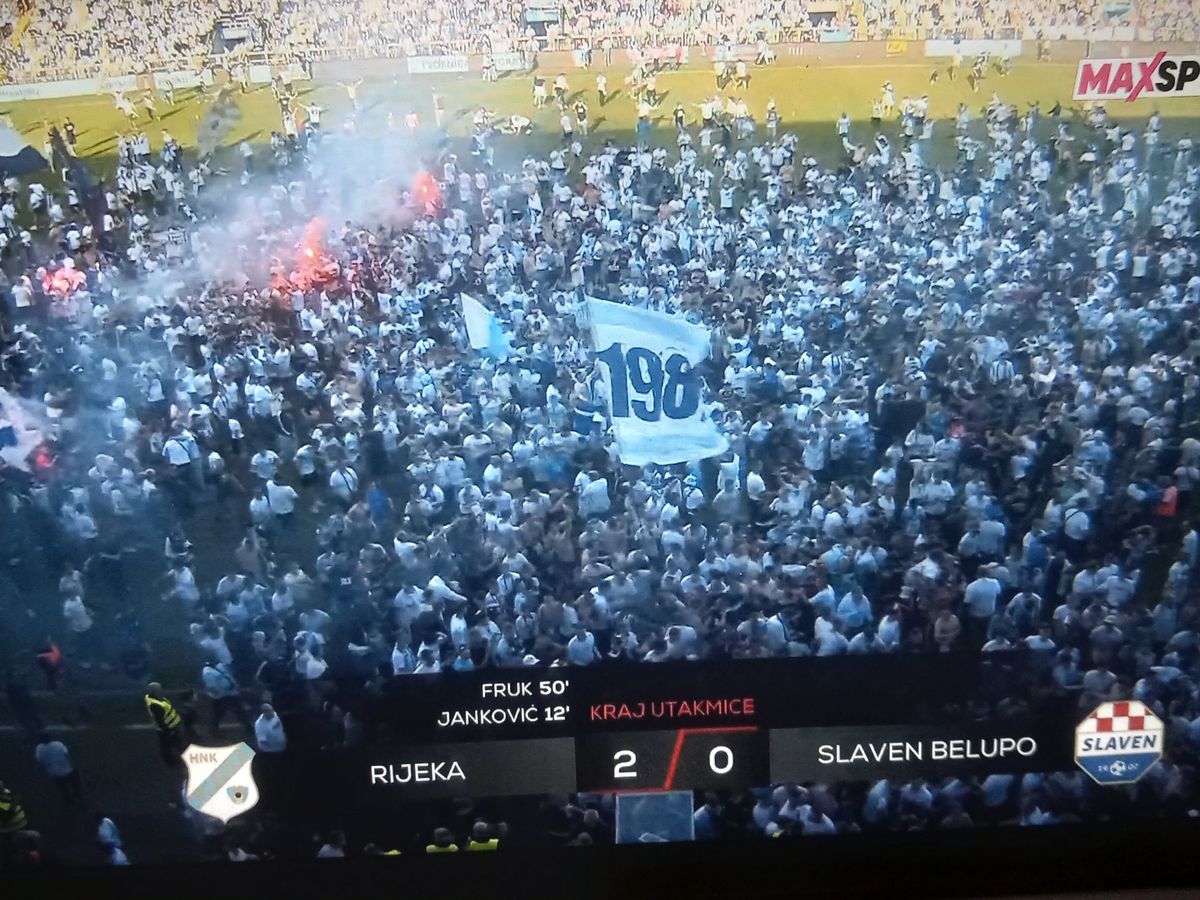 Nebunie! Fostul atacant de la Rapid a luat titlul ca antrenor, deși pornea cu a treia șansă! Trofeu adus cu elicopterul