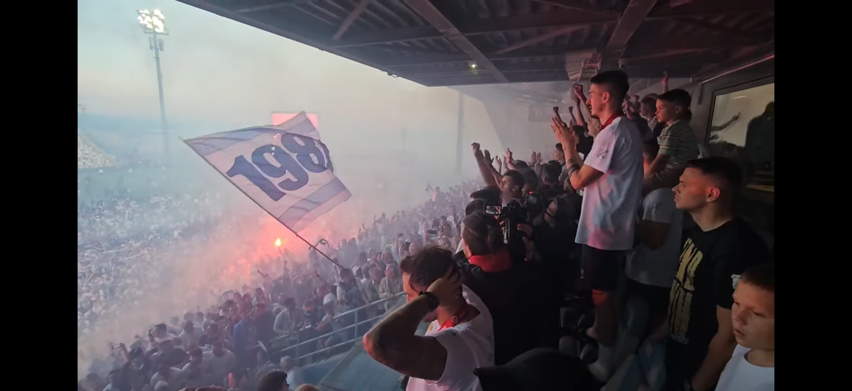 Nebunie! Fostul atacant de la Rapid a luat titlul ca antrenor, deși pornea cu a treia șansă! Trofeu adus cu elicopterul