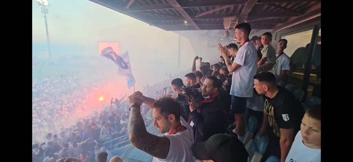 Nebunie! Fostul atacant de la Rapid a luat titlul ca antrenor, deși pornea cu a treia șansă! Trofeu adus cu elicopterul