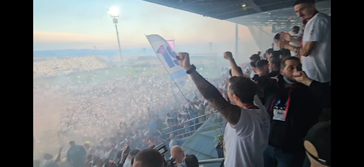 Nebunie! Fostul atacant de la Rapid a luat titlul ca antrenor, deși pornea cu a treia șansă! Trofeu adus cu elicopterul