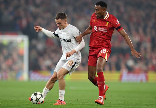 Florian Wirtz, evoluând pentru Leverkusen împotriva lui Liverpool, viitoarea sa echipă, în Liga Campionilor 2024 - 2025 // FOTO: Getty Images