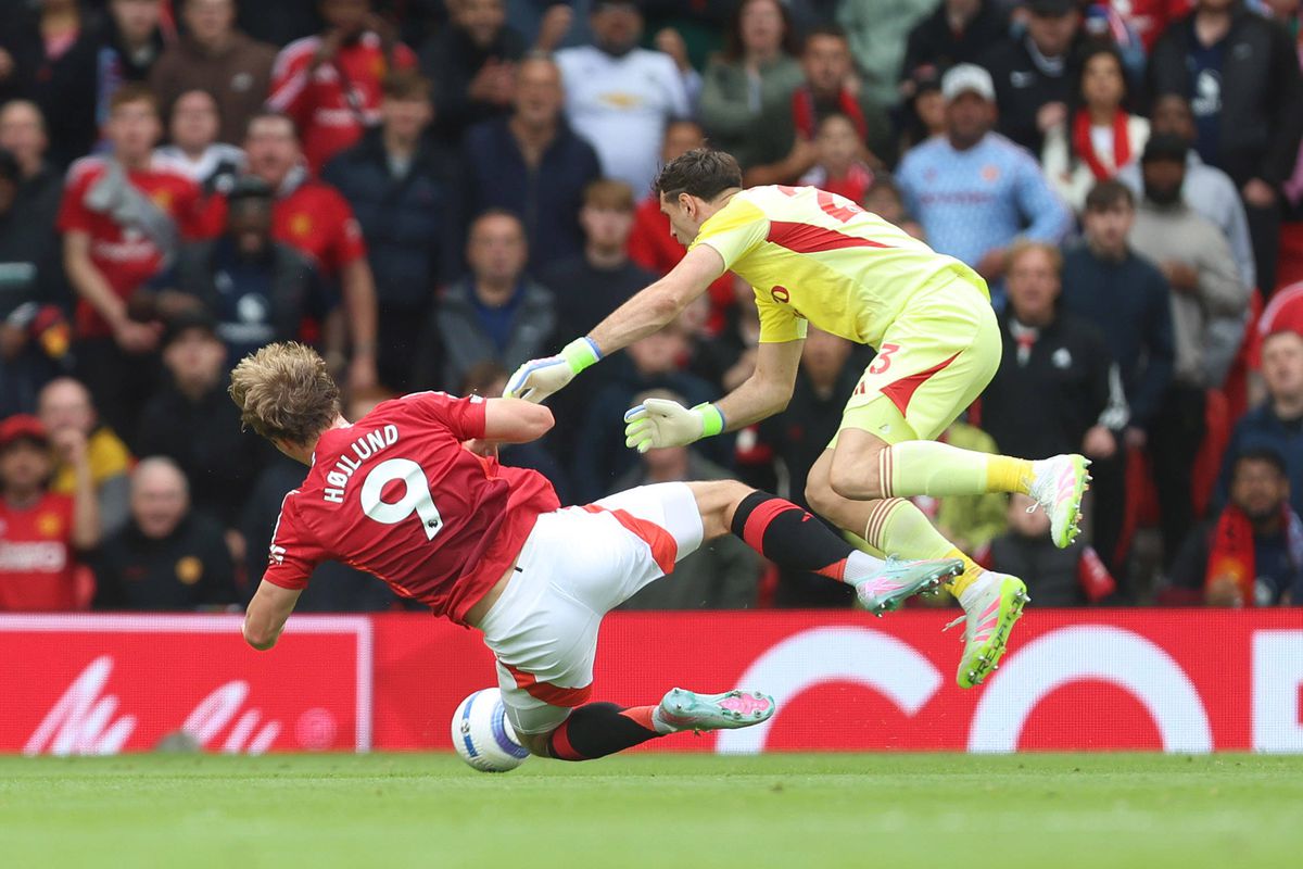 Gest inconștient! Excentricul Emiliano Martinez a văzut cartonașul ROȘU în meciul sezonului pentru Aston Villa: „Ridicol!”