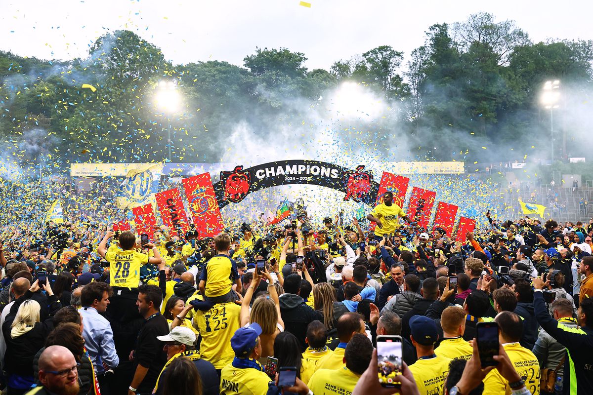 Imagini antologice: au cucerit titlul după 90 de ani, iar suporterii au invadat terenul