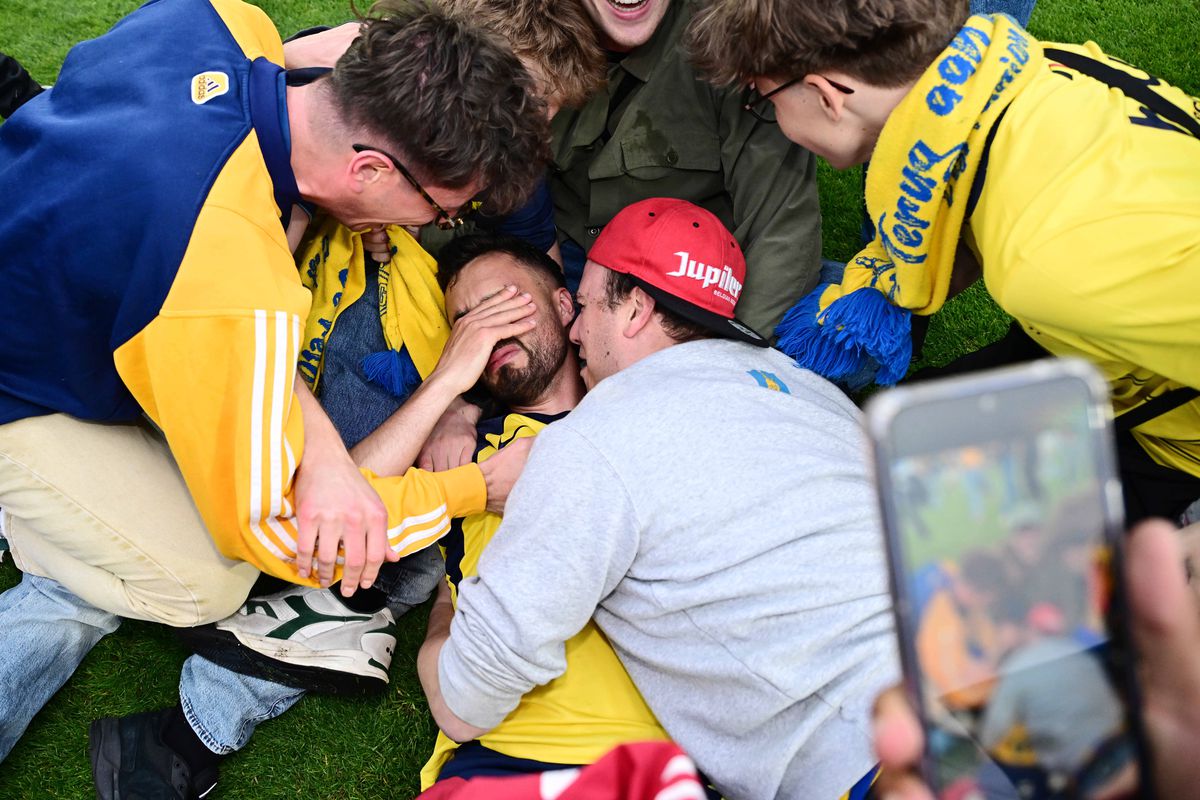 Imagini antologice: au cucerit titlul după 90 de ani, iar suporterii au invadat terenul