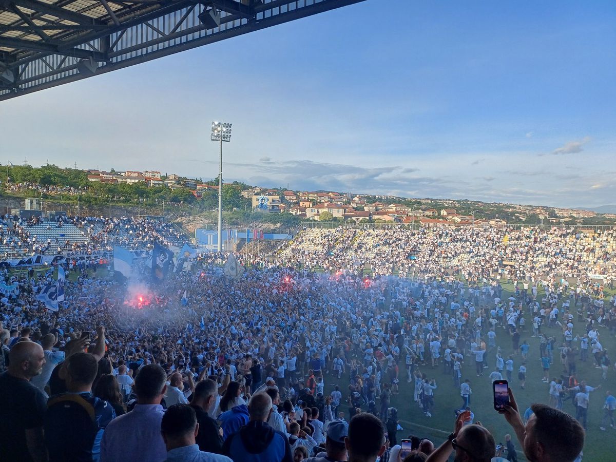 Nebunie! Fostul atacant de la Rapid a luat titlul ca antrenor, deși pornea cu a treia șansă! Trofeu adus cu elicopterul