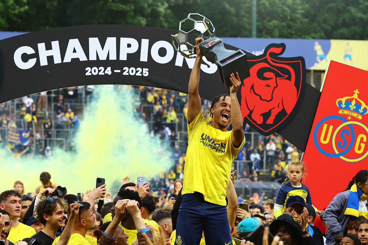 Imagini antologice: au cucerit titlul după 90 de ani, iar suporterii au invadat terenul