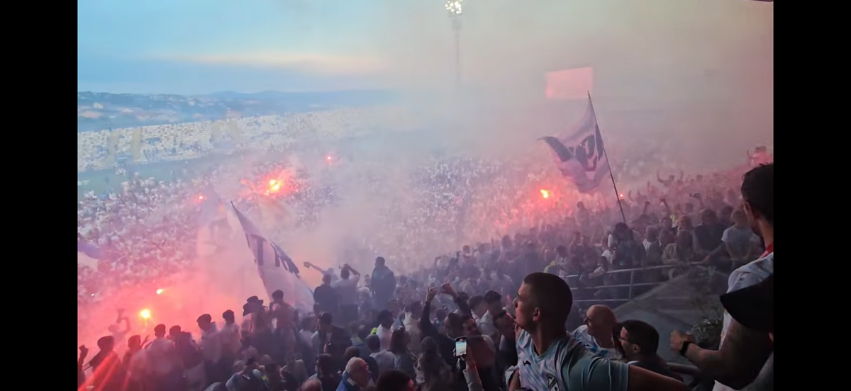 Nebunie! Fostul atacant de la Rapid a luat titlul ca antrenor, deși pornea cu a treia șansă! Trofeu adus cu elicopterul