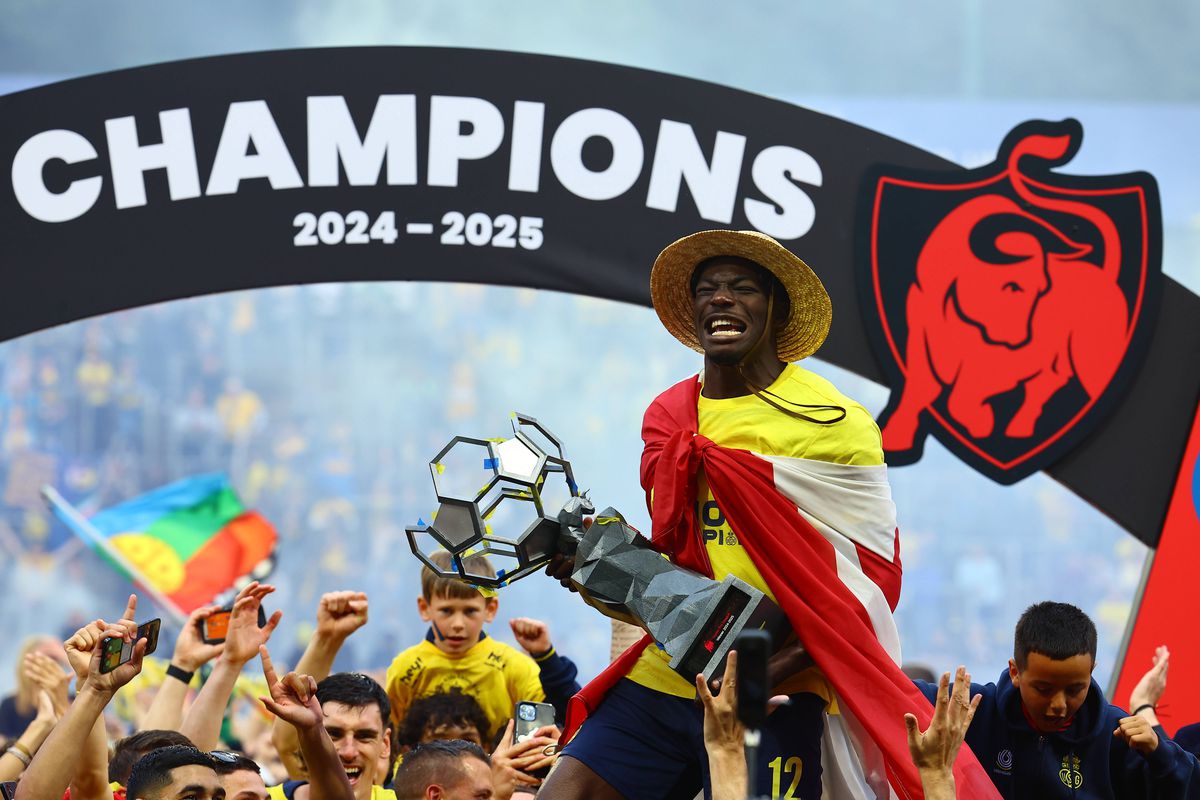 Imagini antologice: au cucerit titlul după 90 de ani, iar suporterii au invadat terenul