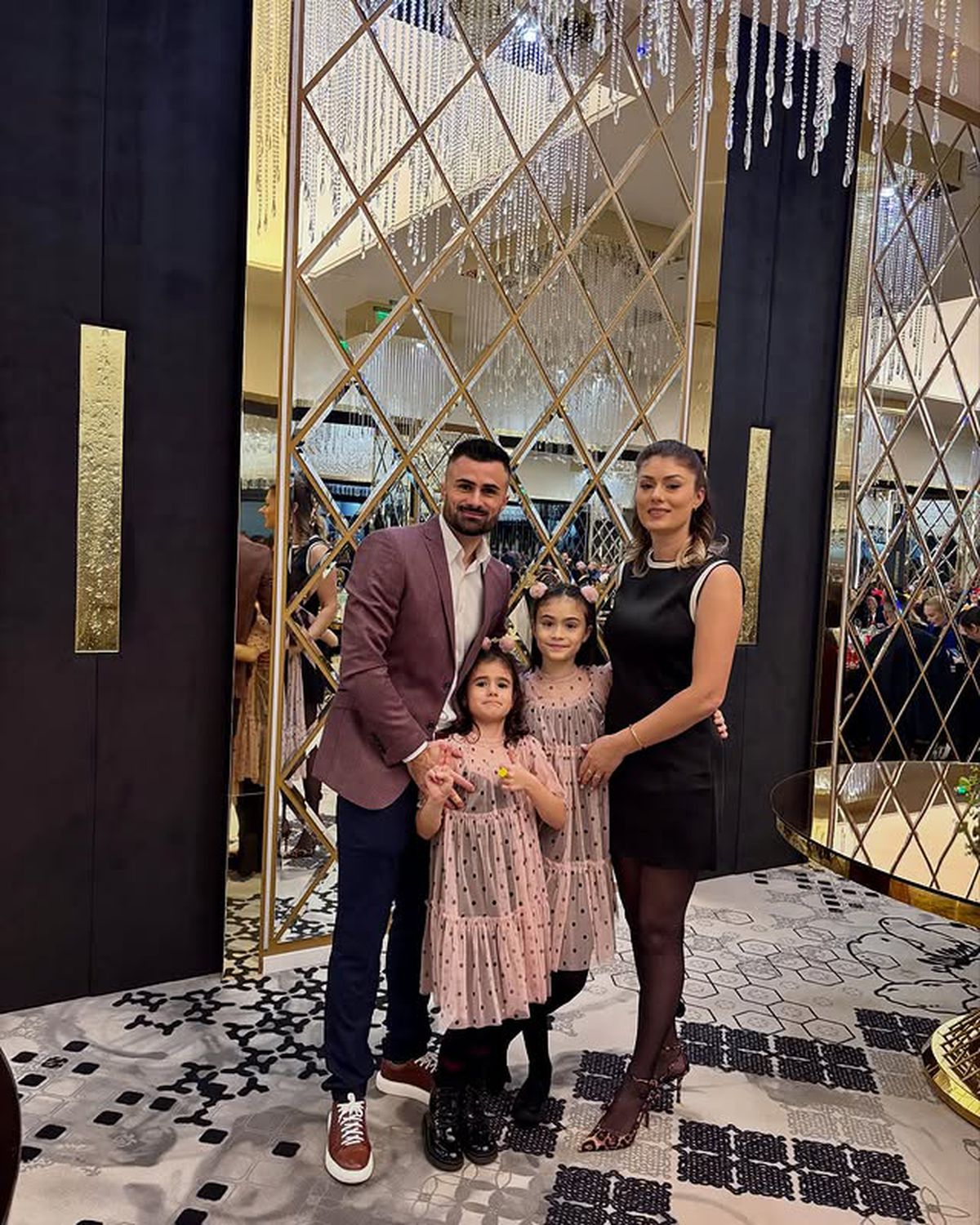 „Ce să căutăm în Dubai, când nu am văzut Iașiul?” » E măritată cu fotbalistul din Superliga care câștigă sute de mii de euro pe an, dar surprinde