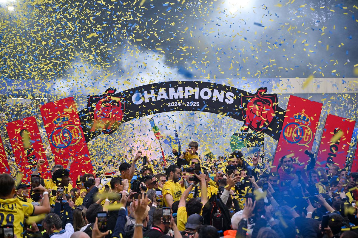 Imagini antologice: au cucerit titlul după 90 de ani, iar suporterii au invadat terenul