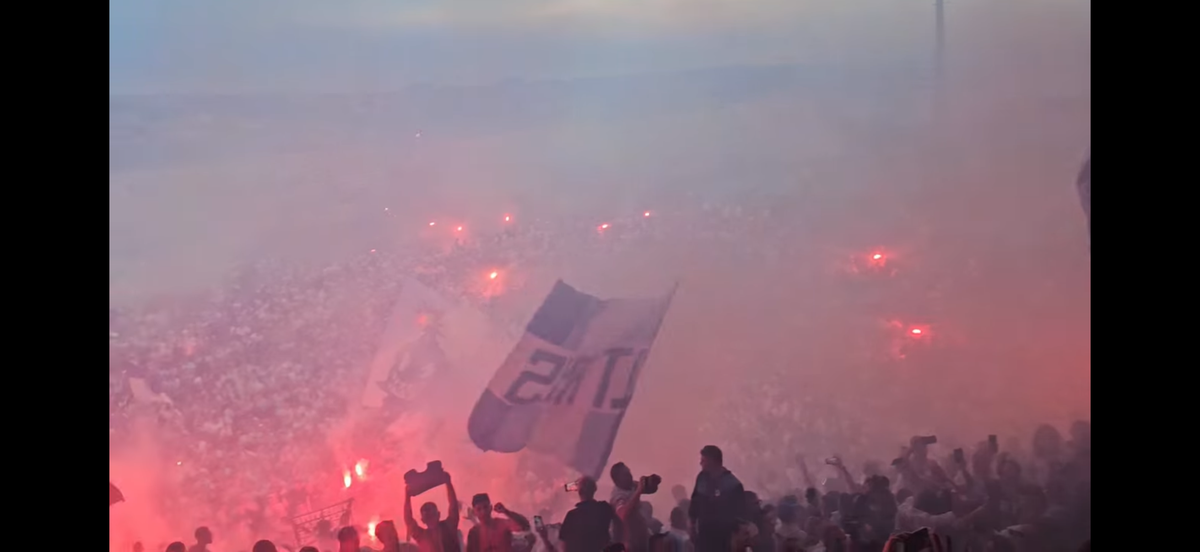 Nebunie! Fostul atacant de la Rapid a luat titlul ca antrenor, deși pornea cu a treia șansă! Trofeu adus cu elicopterul