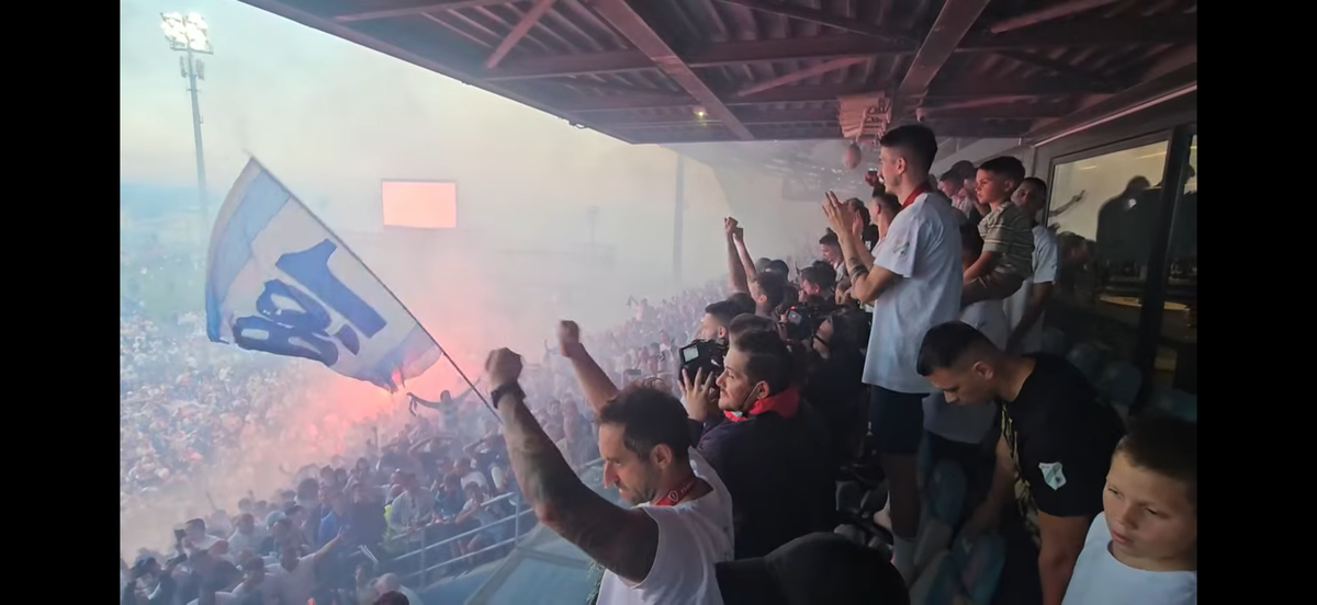 Nebunie! Fostul atacant de la Rapid a luat titlul ca antrenor, deși pornea cu a treia șansă! Trofeu adus cu elicopterul