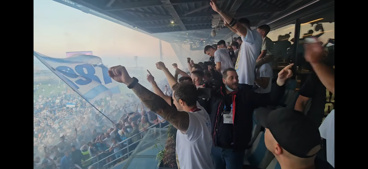 Nebunie! Fostul atacant de la Rapid a luat titlul ca antrenor, deși pornea cu a treia șansă! Trofeu adus cu elicopterul