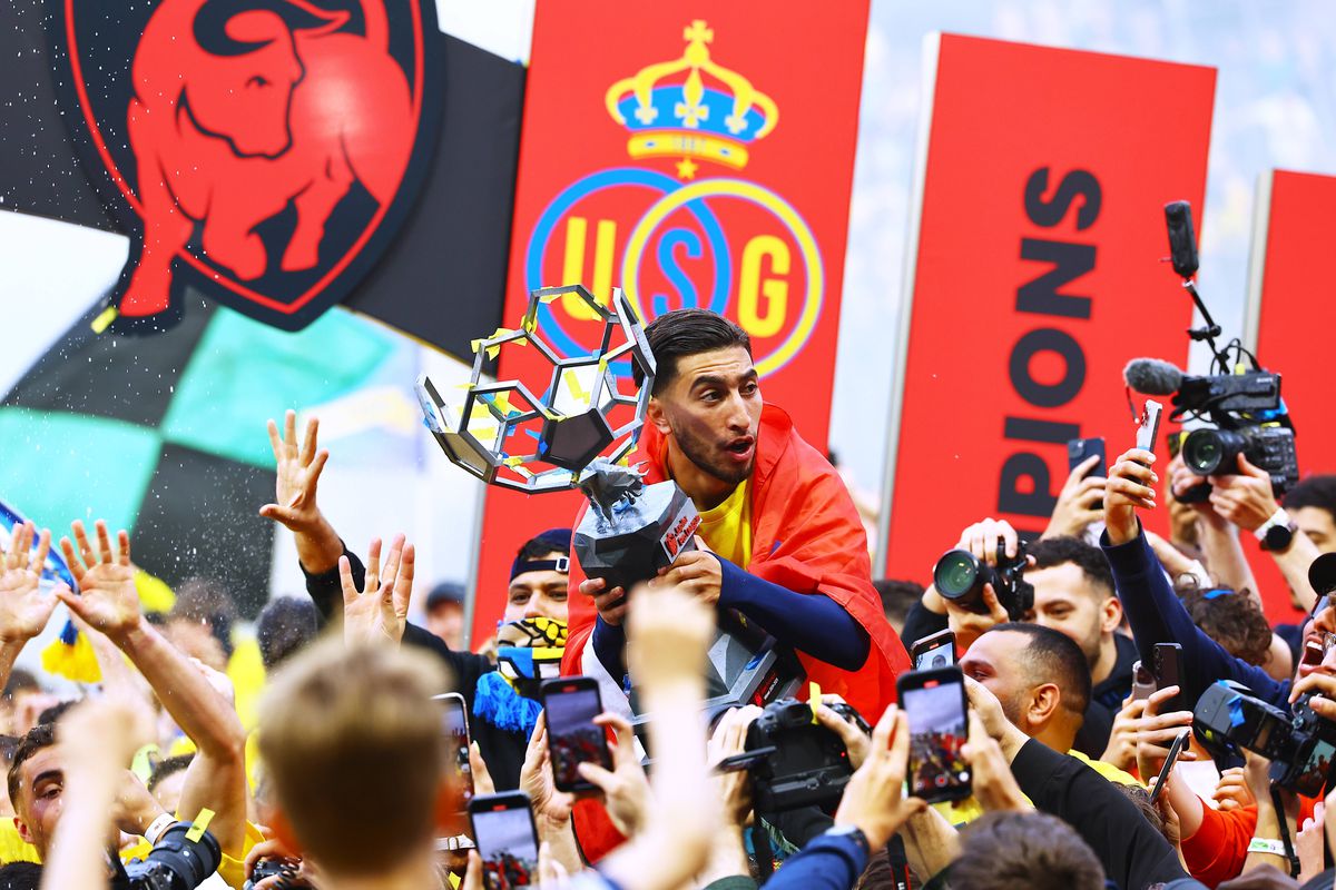 Imagini antologice: au cucerit titlul după 90 de ani, iar suporterii au invadat terenul