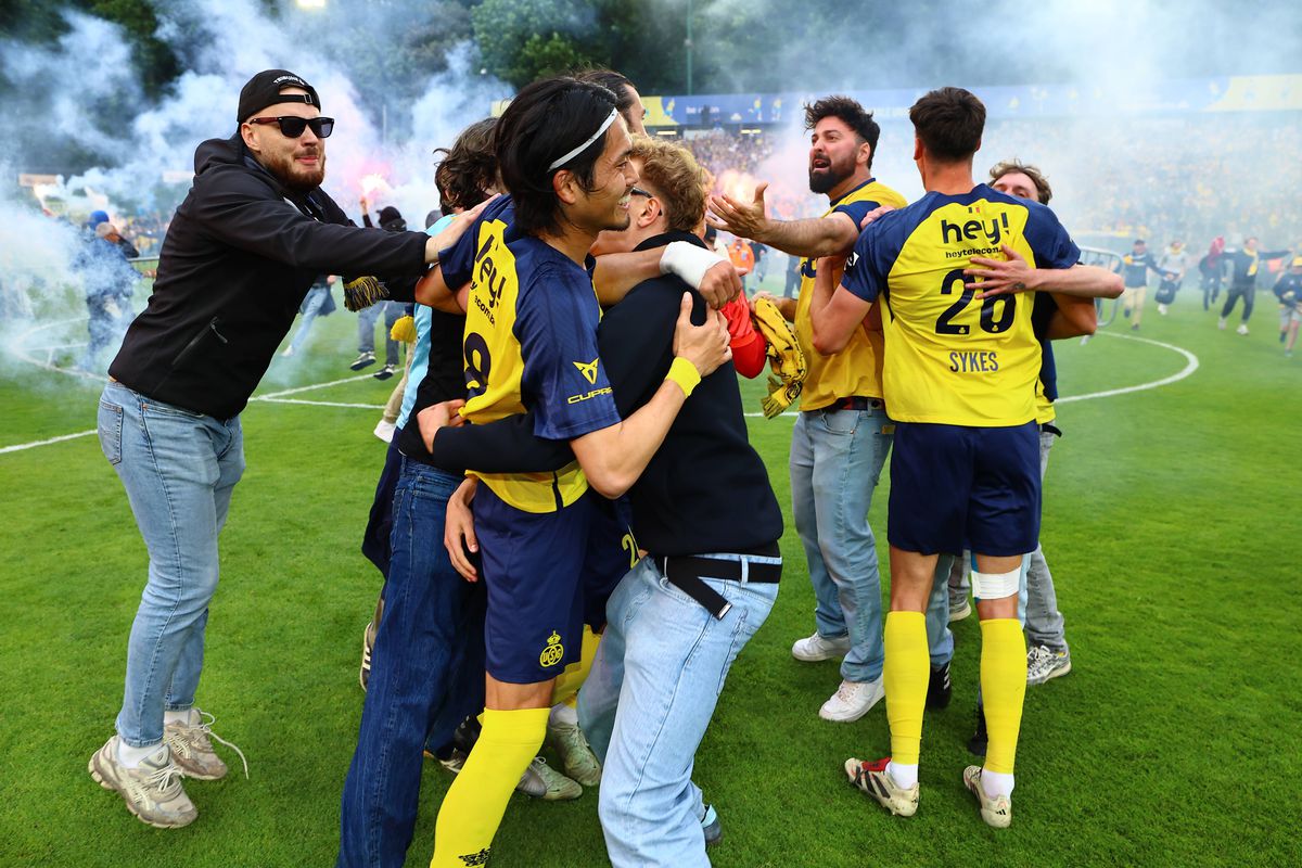 Imagini antologice: au cucerit titlul după 90 de ani, iar suporterii au invadat terenul