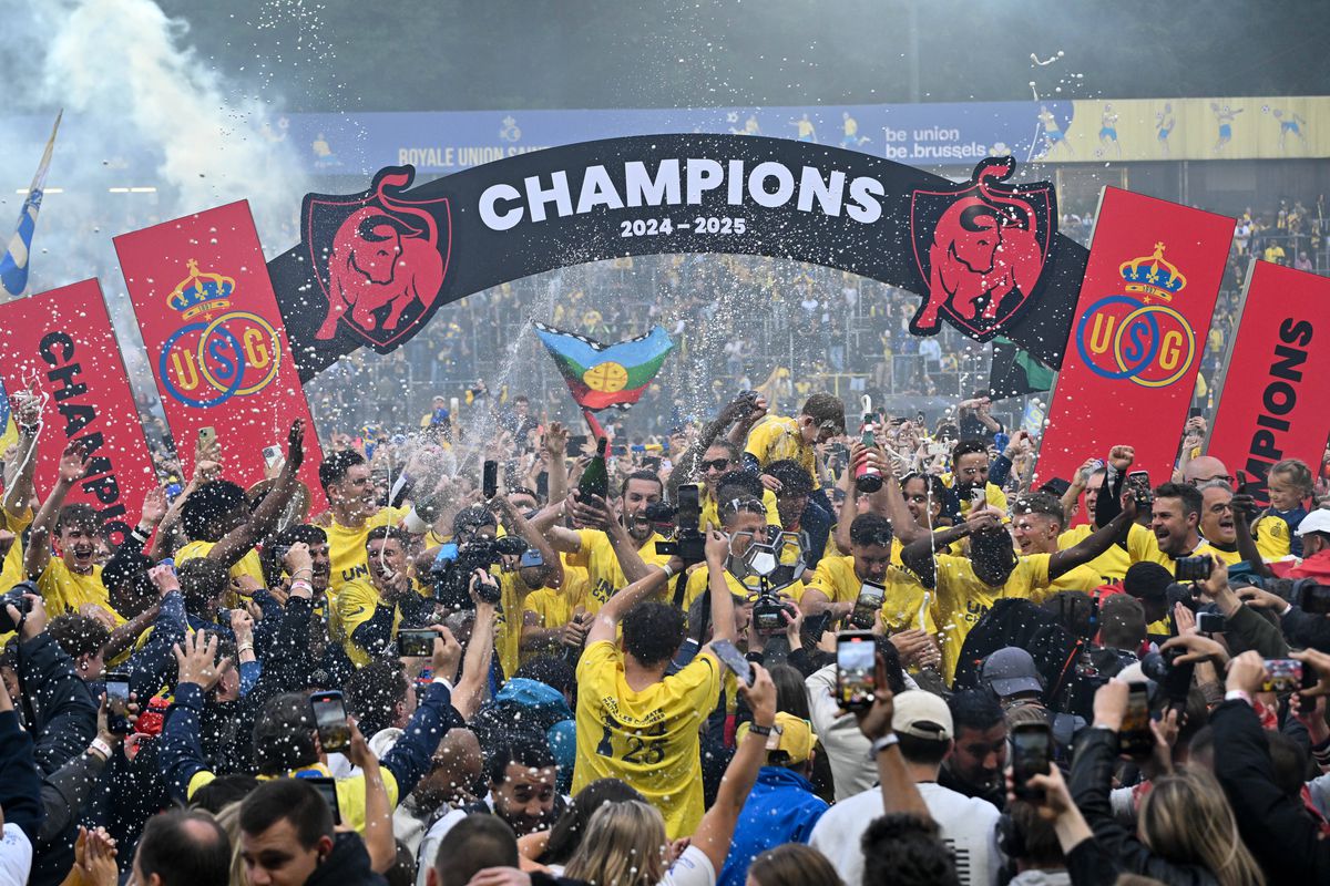 Imagini antologice: au cucerit titlul după 90 de ani, iar suporterii au invadat terenul