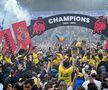 Imagini antologice: au cucerit titlul după 90 de ani, iar suporterii au invadat terenul